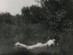 frenchtwist:  via liquidnight:  Imogen Cunningham Self-portrait, 1906 From Imogen Cunningham 1883 - 1976  