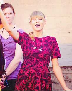 t-hirteen:Taylor Swift arriving at the Stand Up For Cancer telethon in Los Angeles. 