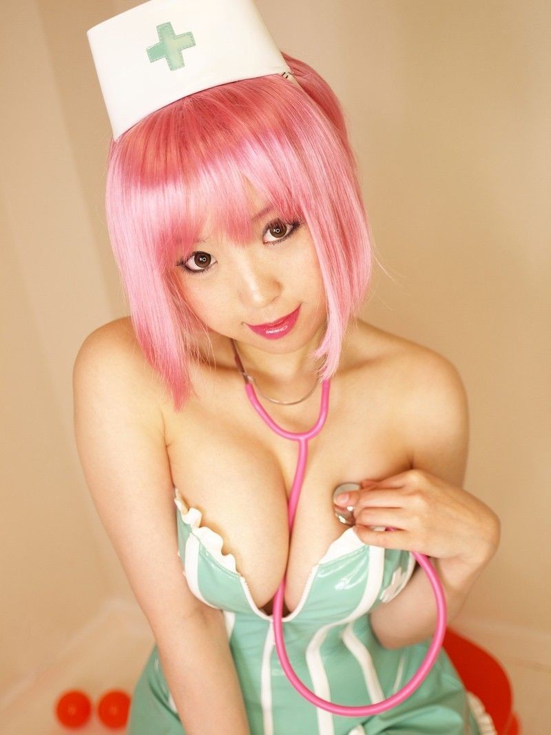 cosplay2sexy:  巨乳ナース (via コスプレ画像（素人・アイドル・女優）)