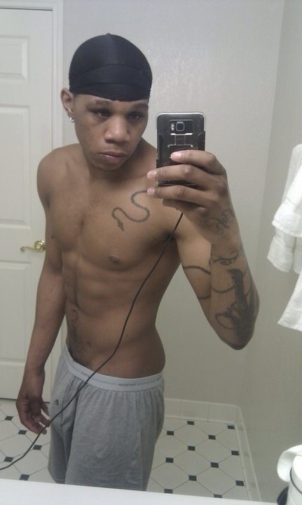 straightboyselfpics:  Ty; 25 Here’s todays set! The black boxer! Tomorrow I will