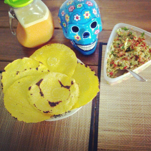 Sábado dia de tacos mexicanos #taco #mexico #calavera #skull #food #mexican #sp #brazil #android #jellybean #galaxynexus (Publicado com Instagram, no Vudu! vuduloja.com)