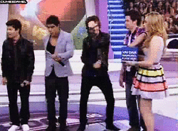 fofinholuar:  luarseraeterno:  Meus ídolos são ótimos dançarinos…  Lindosss