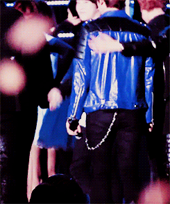  jongin makes baekhyun do a heart 