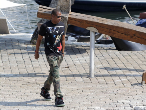 Sex aintnojigga:  Jay-Z ended his family holiday pictures