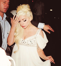 ladyxgaga:  Gaga returning to her hotel in London earlier.