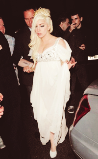 ladyxgaga:  Gaga returning to her hotel in London earlier.