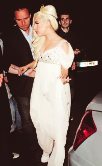 ladyxgaga:  Gaga returning to her hotel in London earlier.