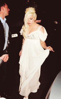 ladyxgaga:  Gaga returning to her hotel in London earlier.
