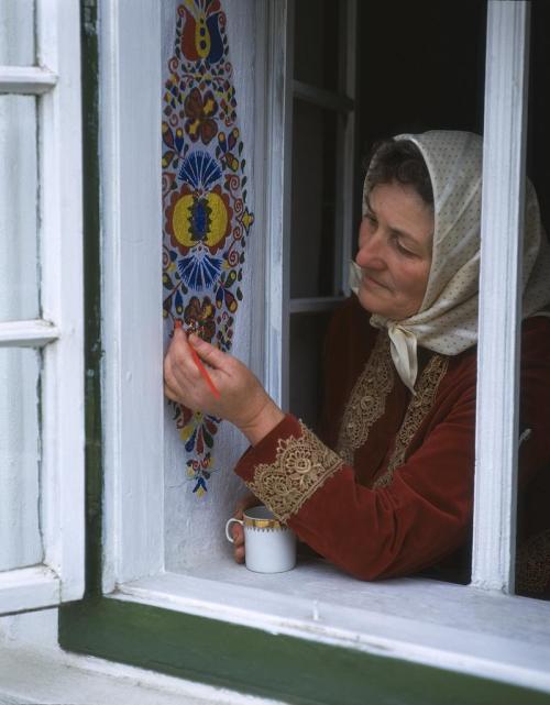 songs-of-the-east:A rural Czech woman decorates her window sill