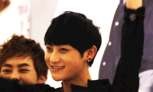 kpopluvr96:  cute panda &gt;&lt; 