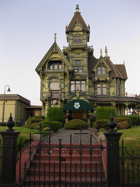 The Carson Mansion, considered the most grand Victorian home in USA located in Eureka, California (b