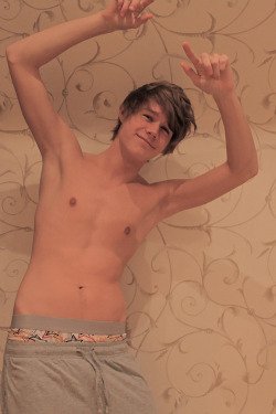 justthecutest:  Hot shirtless twink 