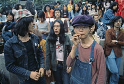 fotojournalismus:  Young Japanese at local pop concert, Tokyo, 1971. [Credit : Bruno Barbey] 