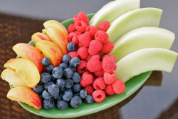 delectabledelight:  Sunday morning fruit plate… (by milikin) 