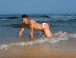 siroman91:  Sexy on the beach 