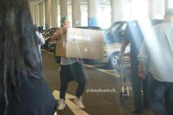    ‏@daisyhearts1D Niall holding his box of supras:) pic.twitter.com/WgurN25s         