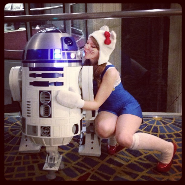 astromech-lovers:  Cat Love, meow! by nerdbred  Jasmine Lee (via Statigram – Instagram