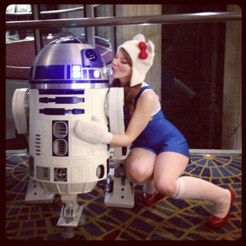 astromech-lovers:  Cat Love, meow! by nerdbred  Jasmine Lee (via Statigram – Instagram webviewer) 