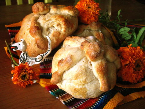 salvadordalidomenech:GUESS WHAT IS ALMOST HERE!!!!! Pan de muerto. OMG, I LOVE IT. It’s a shame yo