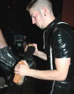 masterthompsonsslave1:  This slave was invited to bring its Bootblack