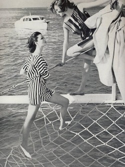 theniftyfifties:  1950s beach leisure fashions.