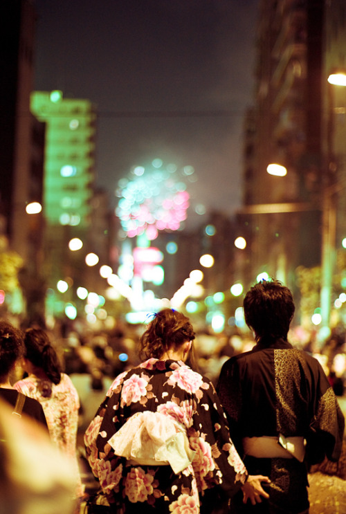 milkykissu:  fuckyeahjapanandkorea:  Hanabi Taikai Sumidagawa (by ShureVan)  what is she doing lul 