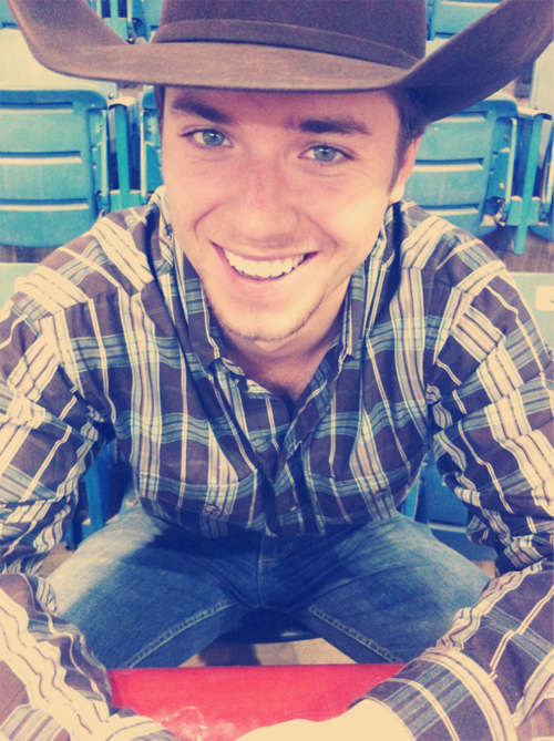 tangledupintexasskin:  luke-bryan:  justasouthernthing:  holypuckingcow:  his eyes <3 his smile&l