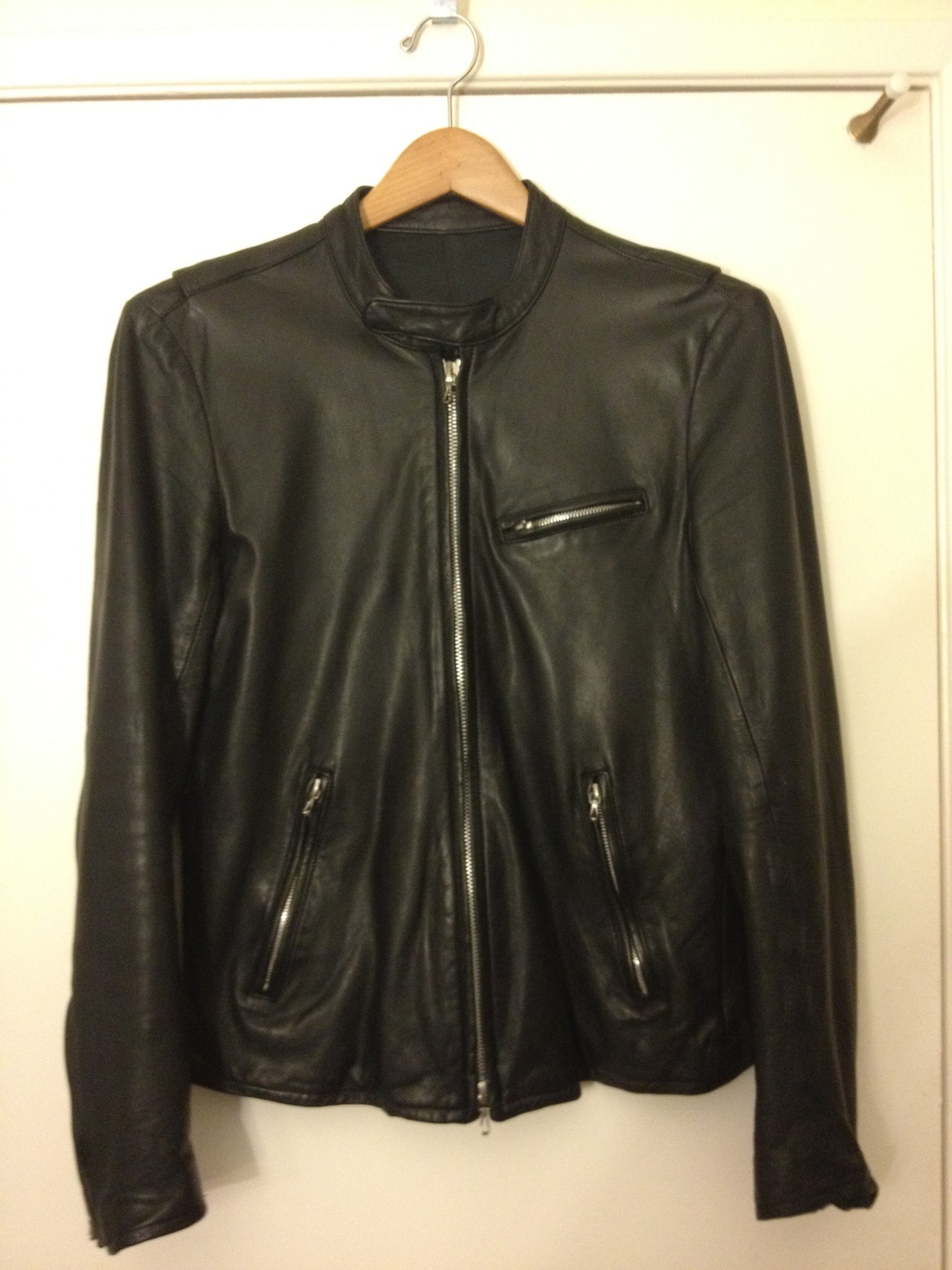 FOR SALE $400 OBO
Brand: Lithium Homme (Japanese Brand)
Official Website: http://www.lithium-homme.com/menu.html
Style Name: Cow Leather Single Riders
Size: 48
Color: Black
Condition: Pre-Owned
Zipper: RIRI (Double Zip)
Retail Price: About ￥95000...