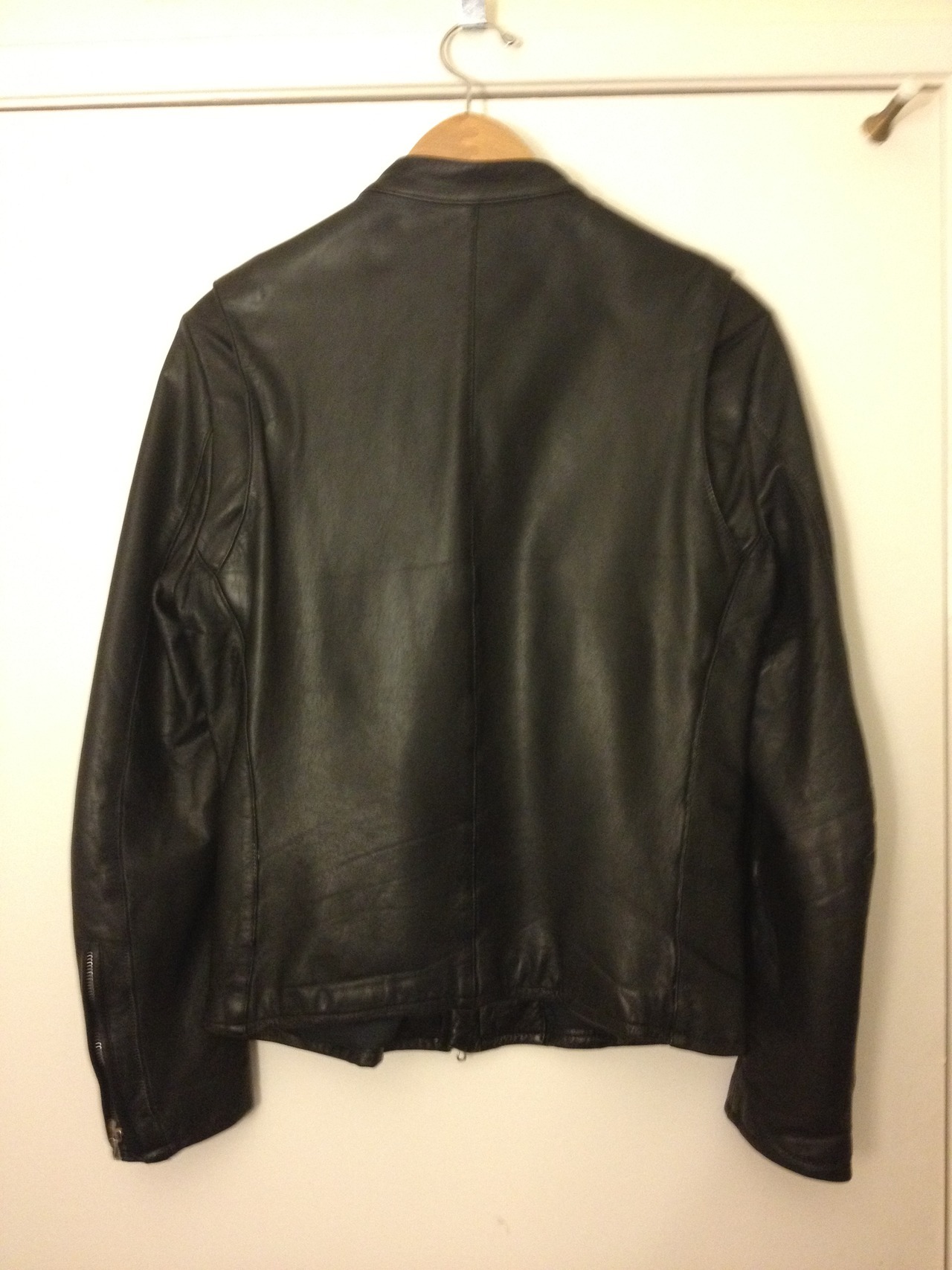 FOR SALE $400 OBO
Brand: Lithium Homme (Japanese Brand)
Official Website: http://www.lithium-homme.com/menu.html
Style Name: Cow Leather Single Riders
Size: 48
Color: Black
Condition: Pre-Owned
Zipper: RIRI (Double Zip)
Retail Price: About ￥95000...