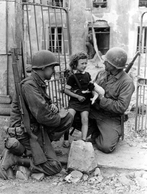 itsjohnsen: American soldiers comfort a little girl and her puppy after the invasion of Normandy. Co