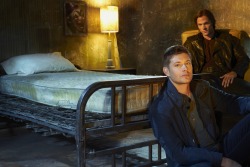 doctopus:  cw-supernatural:  Reminder, Supernatural (a.k.a. the best show ever) returns for its 8th season Wednesday, Oct. 3 at 9/8c on The CW.  how does sam not see that friggin’ terrifying picture on the wall back there