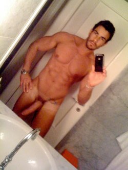 mixeddutchguy:  Hot guy with iPhone