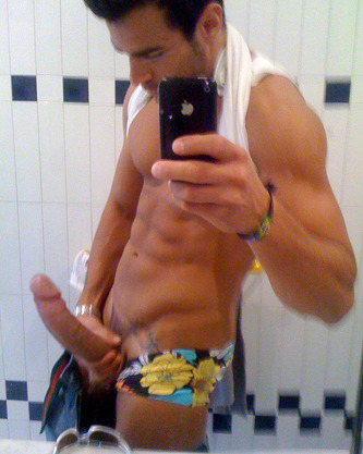 Sex mixeddutchguy:  Hot guy with iPhone pictures