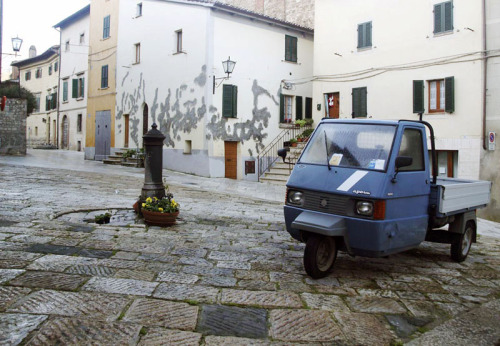 (via Ape and little fountain, a photo from Siena, Tuscany | TrekEarth)Cetona, Tuscany, Italy