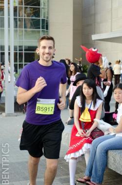 burrenbari:  yo-cosplayer:  I don’t know what’s funnier the cosplayer or the way the cosplayers in the bg are looking at him  vmjkf gvdjbnhbhjk 