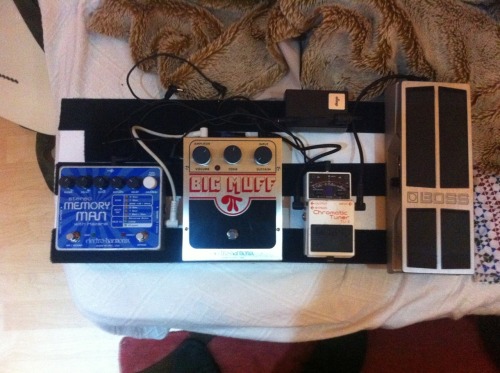 Alex’s Pedalboard. Boss FV 500-H - Boss TU2 - Electro-harmonix Big Muff - Electro-harmonix Mem