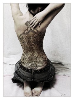 barbwirebondage:  This is a lovely back tat.