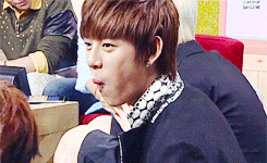 pandreos: daehyun gets caught eating jongup’s hamburger