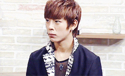 pandreos: daehyun gets caught eating jongup’s hamburger