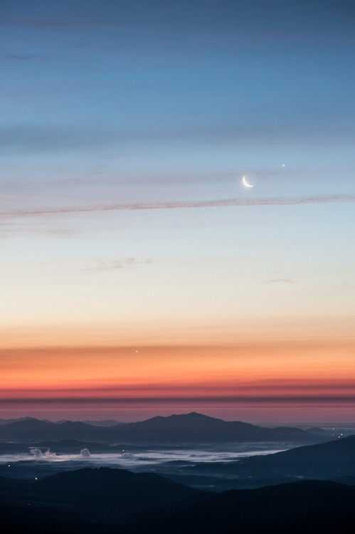 danseurs: Sunrise with Jupiter, Venus, and the Moon (by jon_beard)