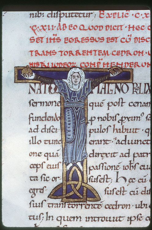 initial T - crucified woman (holding vessels or breast and vaginal symbols?) Augustine, Tractatus in