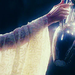 peregrint:Fashion in Middle-Earth↳ Galadriel’s White Dress in FOTR