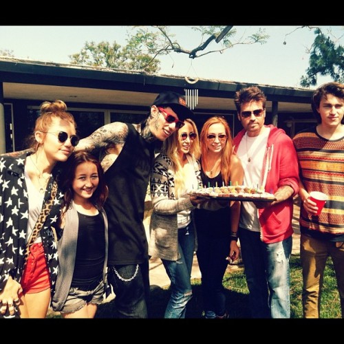 miley-fuckin-cyrus:  aww the whole fam!