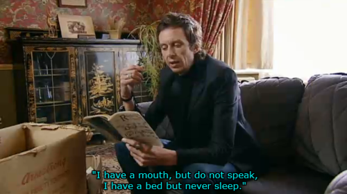 onlybloodypeepshow:Super Hans poses a riddle.Series 5, Episode 4: ‘Jeremy’s Mummy’