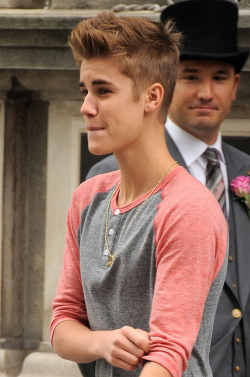 breathebieber:  him in this shirt afdsadf