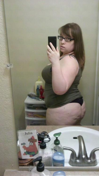 vicmackey53:  luvemthickandmeaty:  Damn that ass is thick and juicy like a georgia peach.