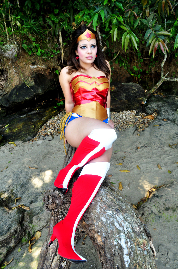 capesandphaserbanks:  Wonder Woman 01 by ~mosomenzari 