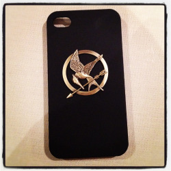 katniss-and-peetas-ally:  Woo new iPhone case!!  OMG GIVE ME NOW!