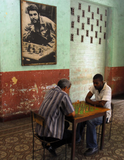 fuldagap:  Cubans playing chess in Havana,