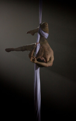 trombalcazar:  nakedcircusfreaks:  Male silks      (via TumbleOn)